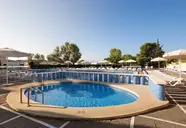 Basen zewnętrzny z leżakami w HTop Molinos Park