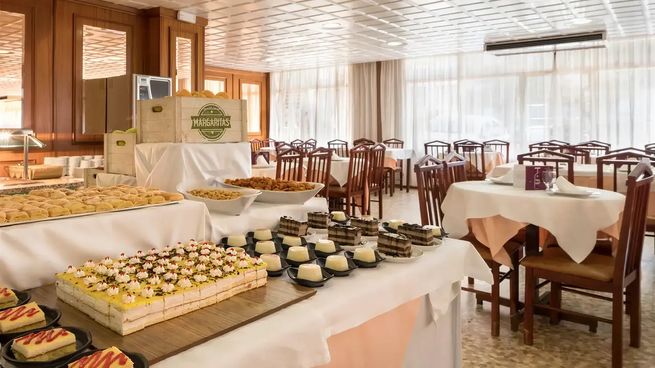 Bufet z deserami w restauracji HTop Molinos Park