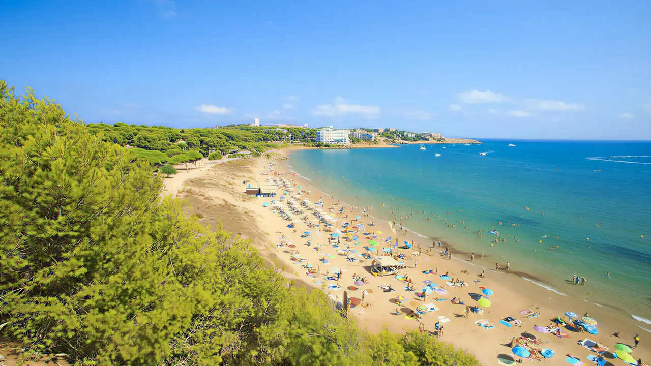 Widok na plażę i kompleks HTop Molinos Park