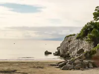 Piaszczysta plaża przy skałach w HTop Molinos Park