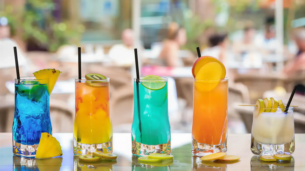 Kolorowe drinki na stole w HTop Palm Beach