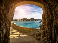 Widok na morze z jaskini w HTop Palm Beach