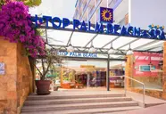 Wejście do hotelu HTop Palm Beach z kwiatami