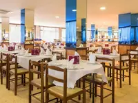 Restauracja w HTop Palm Beach z nakrytymi stołami