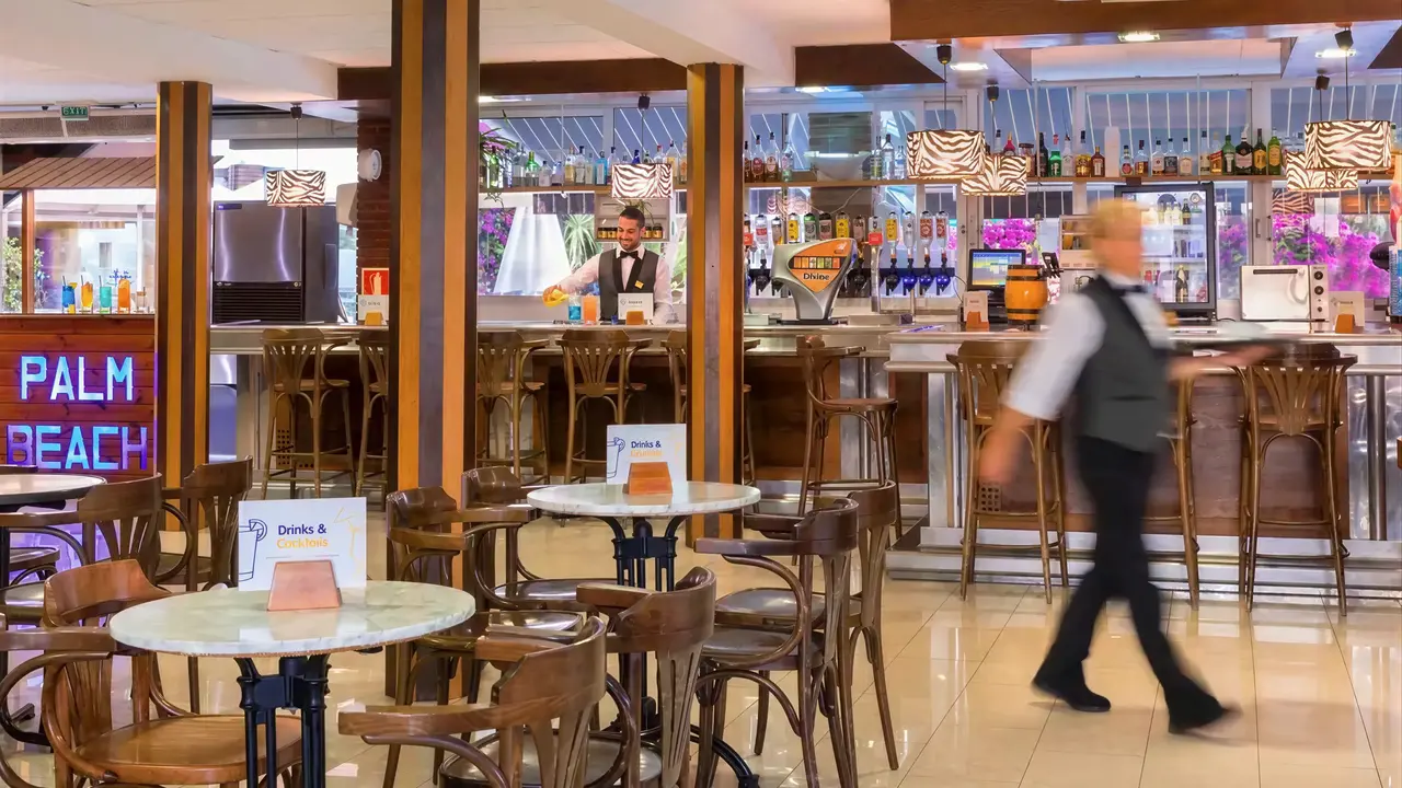 Bar z wysokimi hokerami w HTop Palm Beach
