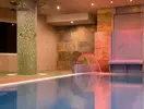 Wewnętrzny basen relaksacyjny w HTop Palm Beach