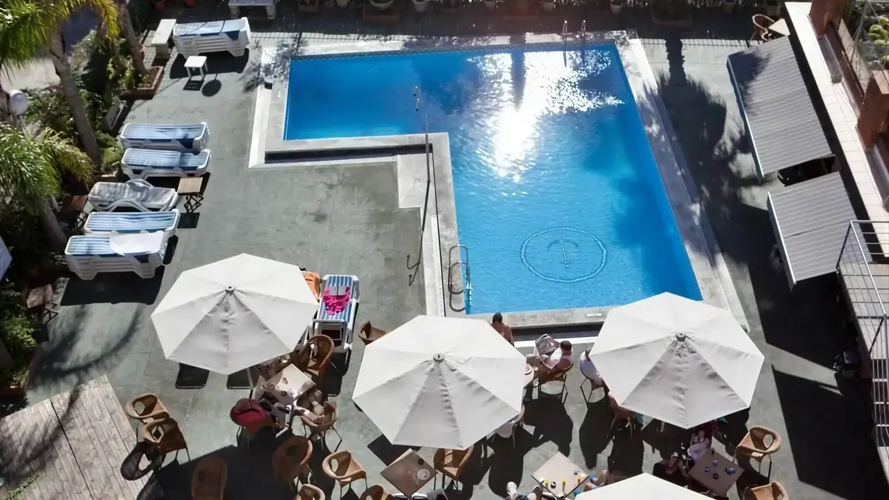Basen i leżaki w hotelu HTop Palm Beach