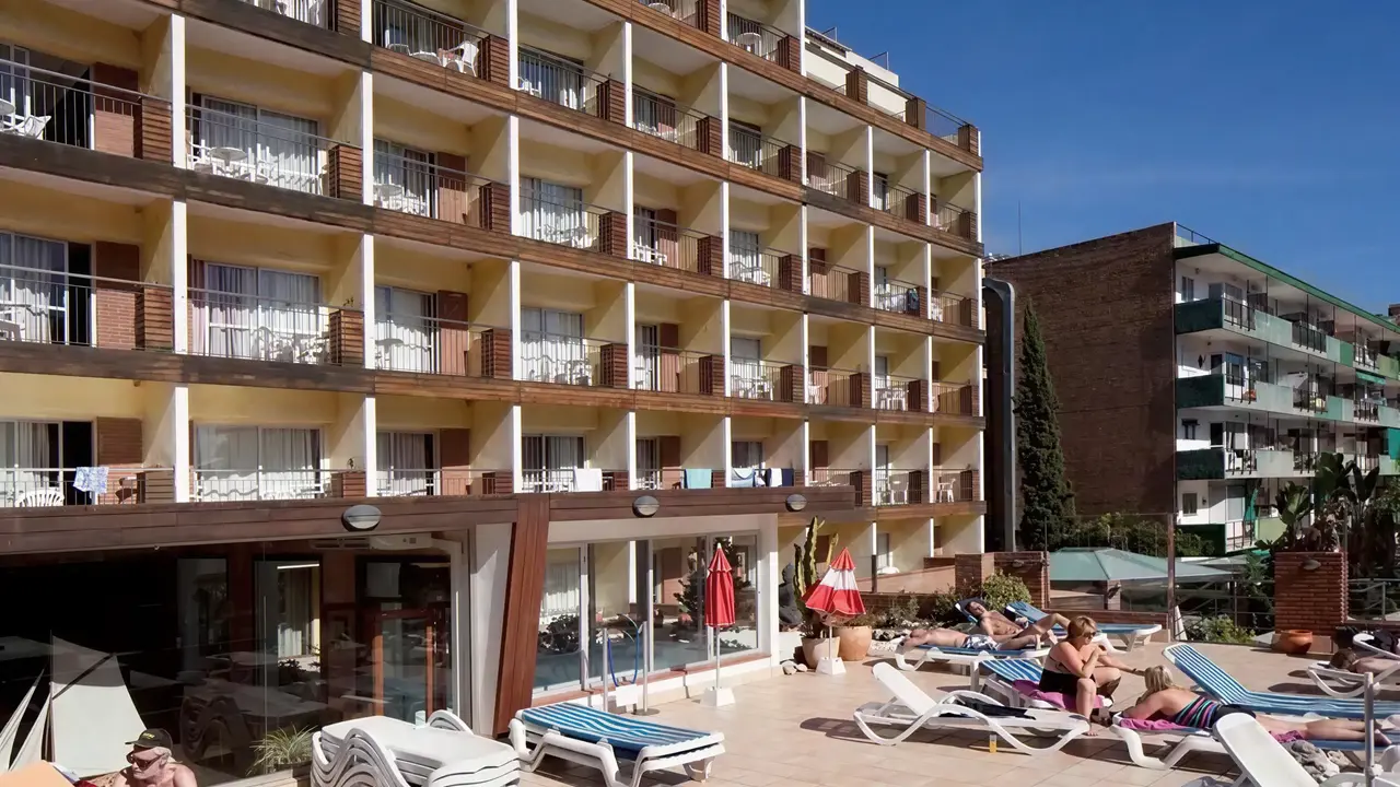 Basen i leżaki w hotelu HTop Palm Beach