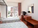 Pokój z łóżkami w hotelu HTop Palm Beach