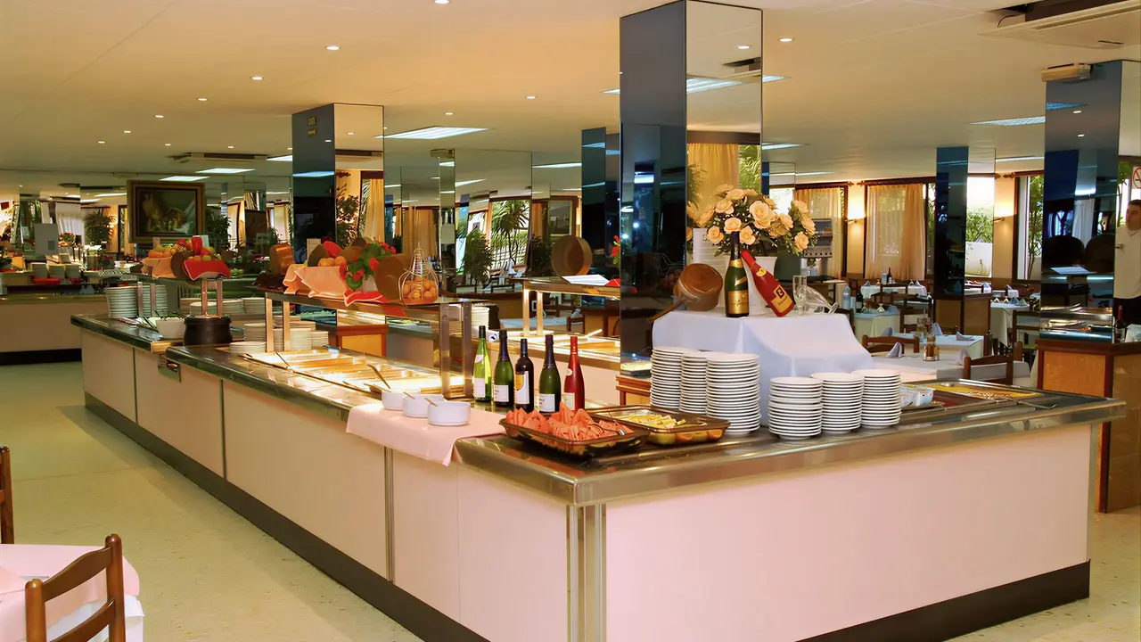Bufet z jedzeniem w restauracji HTop Palm Beach