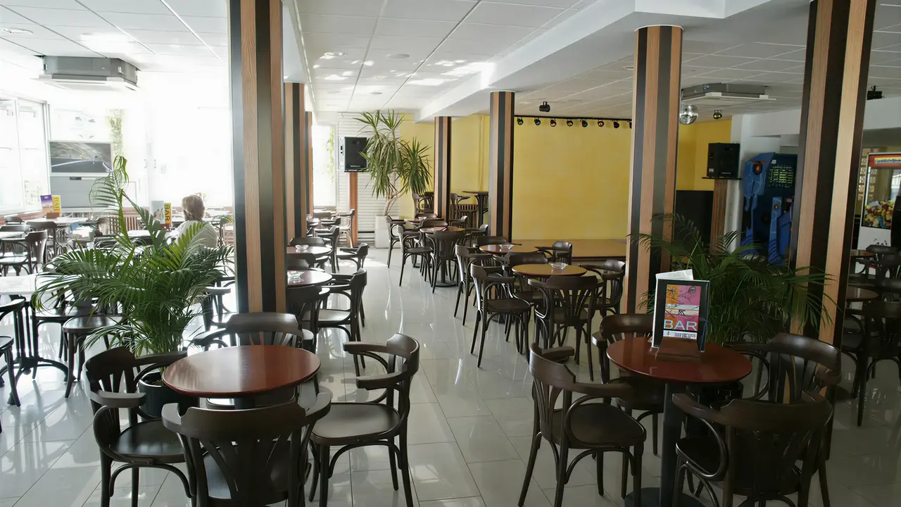 Restauracja w HTop Palm Beach z zestawami stolików i krzeseł