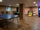 Sala gier w HTop Palm Beach z tenisem stołowym
