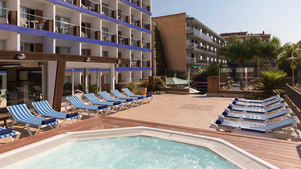 Jacuzzi przy basenie w hotelu HTop Palm Beach