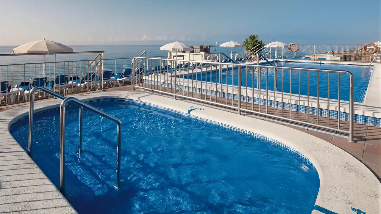 Baseny w hotelu HTop Pineda Palace z widokiem na morze