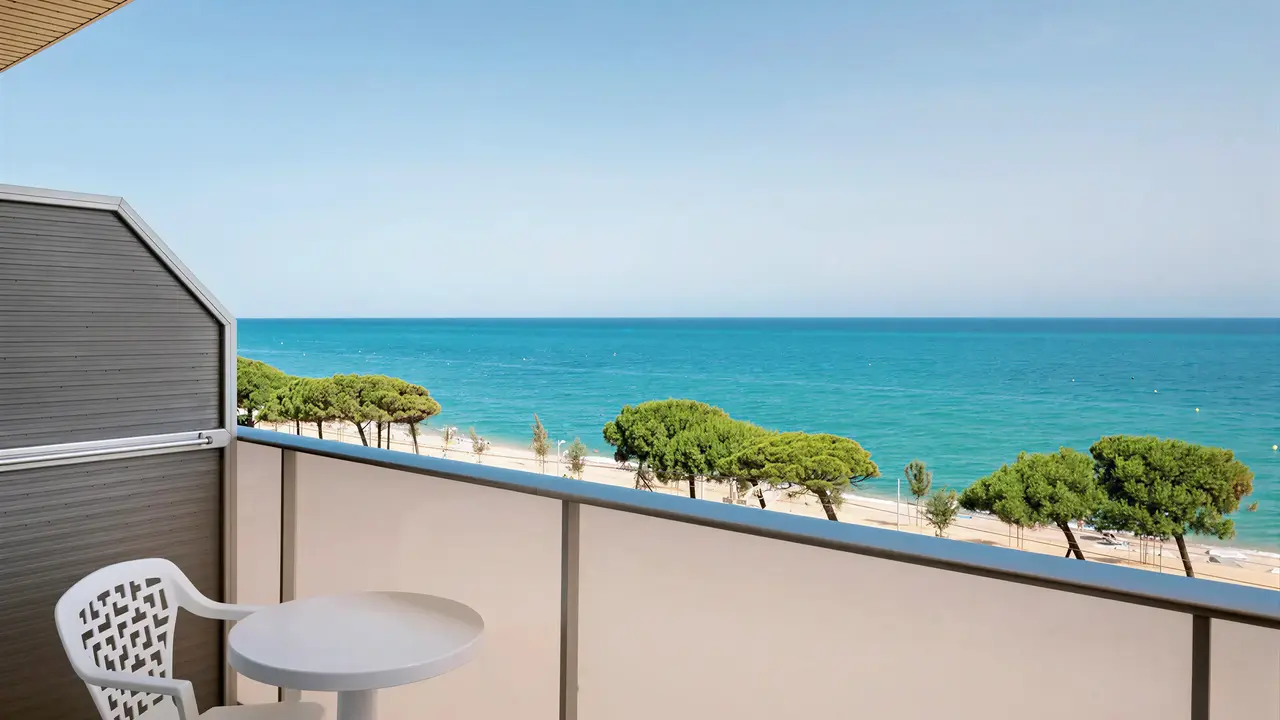 Balkon z widokiem na morze w HTop Pineda Palace