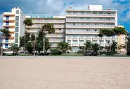 Budynek HTop Pineda Palace widoczny z piaszczystej plaży