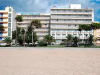 Budynek HTop Pineda Palace widoczny z piaszczystej plaży