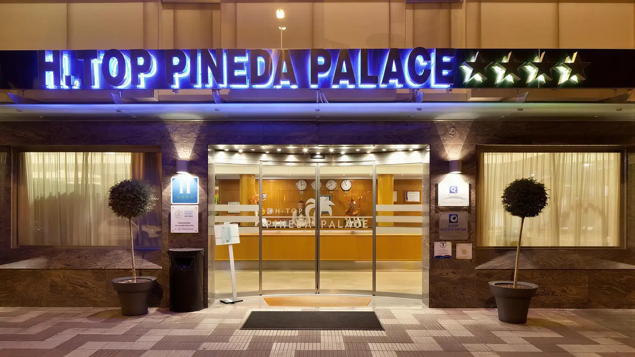 Wejście do hotelu HTop Pineda Palace z fasadą