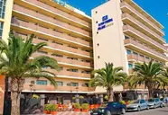 Elewacja budynku HTop Pineda Palace z palmami
