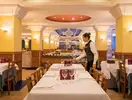 Restauracja w HTop Pineda Palace z nakrytymi stołami