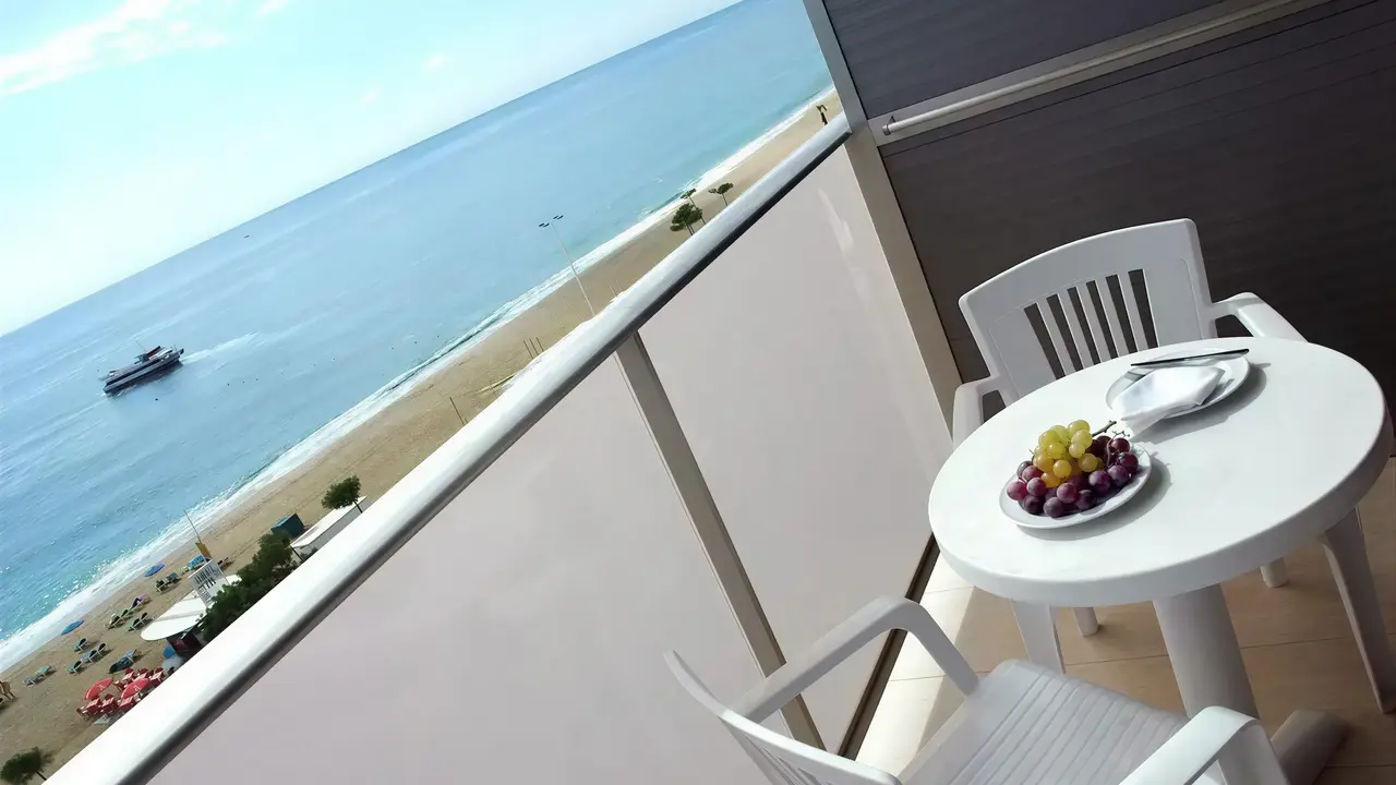 Balkon z widokiem na morze w HTop Pineda Palace