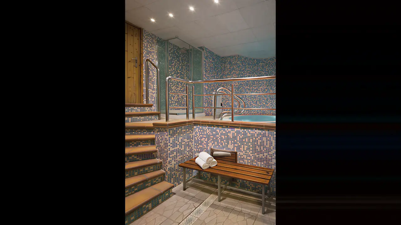 Strefa wellness z jacuzzi w HTop Pineda Palace