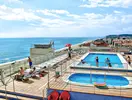 Baseny na dachu w HTop Pineda Palace z widokiem