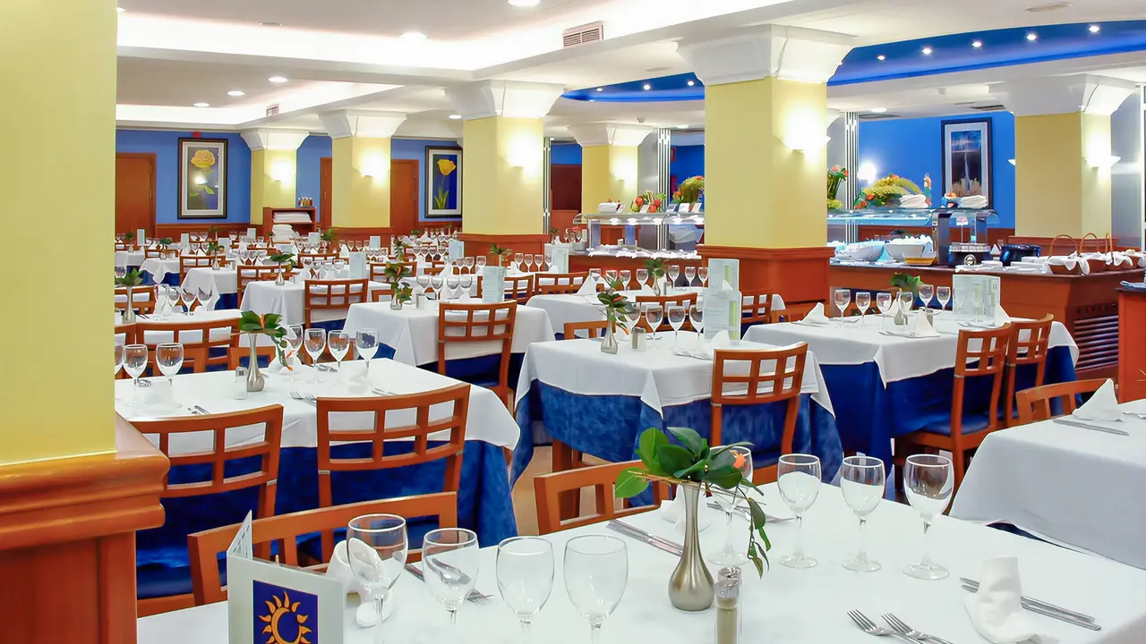 Restauracja w HTop Pineda Palace z nakrytymi stołami