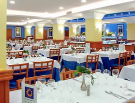 Restauracja w HTop Pineda Palace z nakrytymi stołami