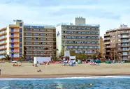 Budynki HTop Pineda Palace widoczne z plaży