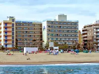 Budynki HTop Pineda Palace widoczne z plaży