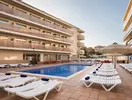 Basen z leżakami w hotelu HTop Royal Star