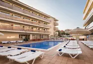 Basen z leżakami w hotelu HTop Royal Star