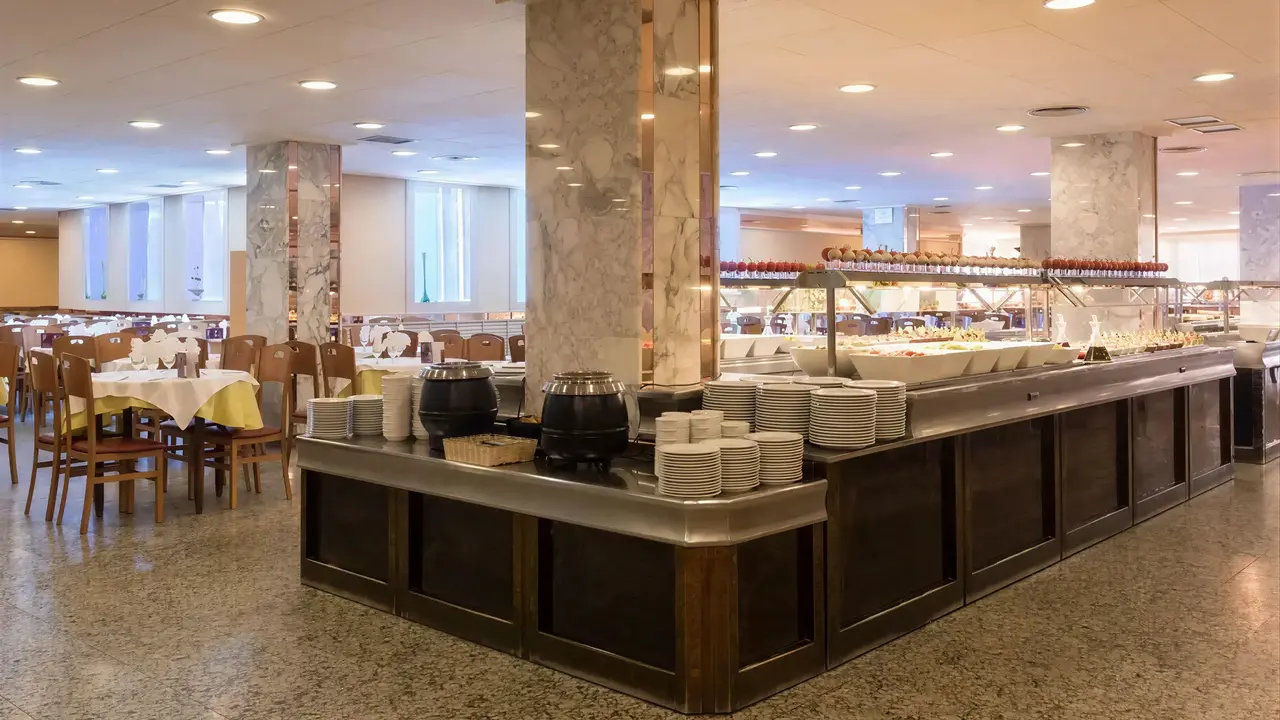 Bufet i stoliki w restauracji HTop Royal Star