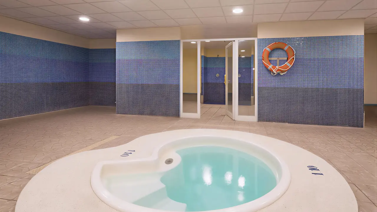 Wewnętrzny basen spa w HTop Royal Star