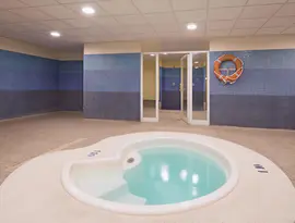Wewnętrzny basen spa w HTop Royal Star