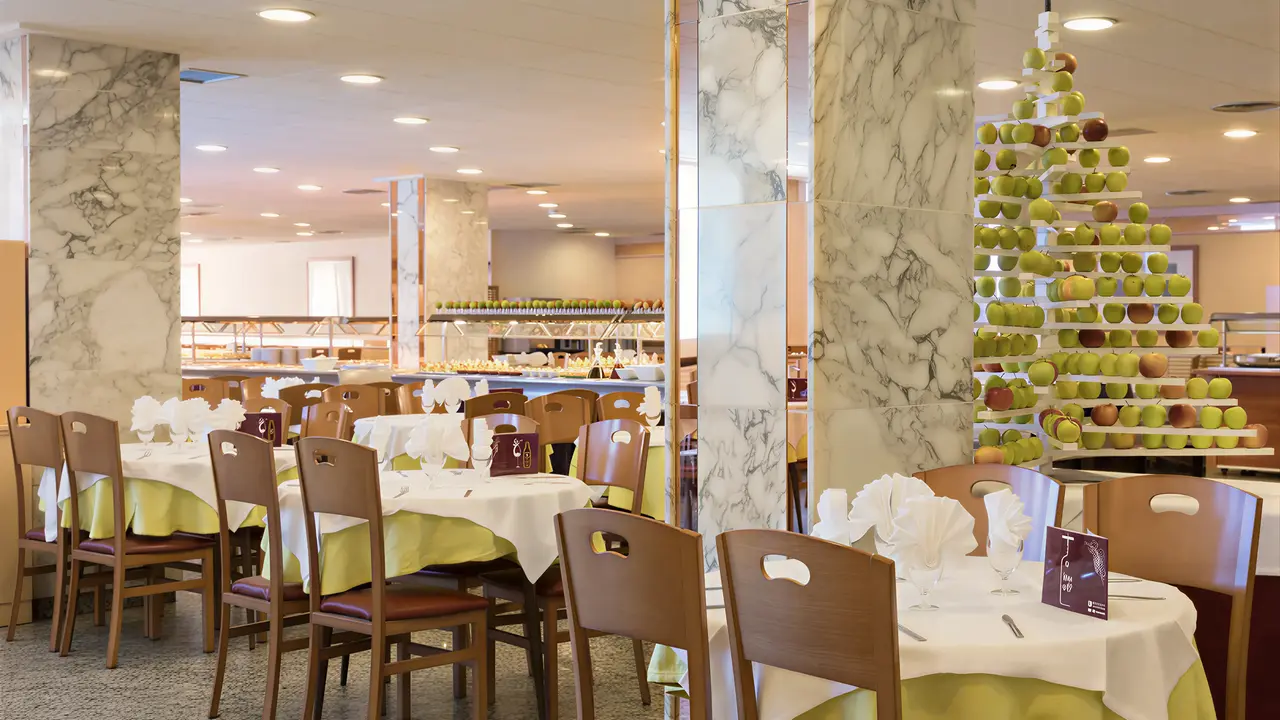 Restauracja w HTop Royal Star z nakrytymi stołami