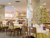 Restauracja w HTop Royal Star z nakrytymi stołami