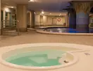 Wewnętrzna strefa wellness z jacuzzi w HTop Royal Star