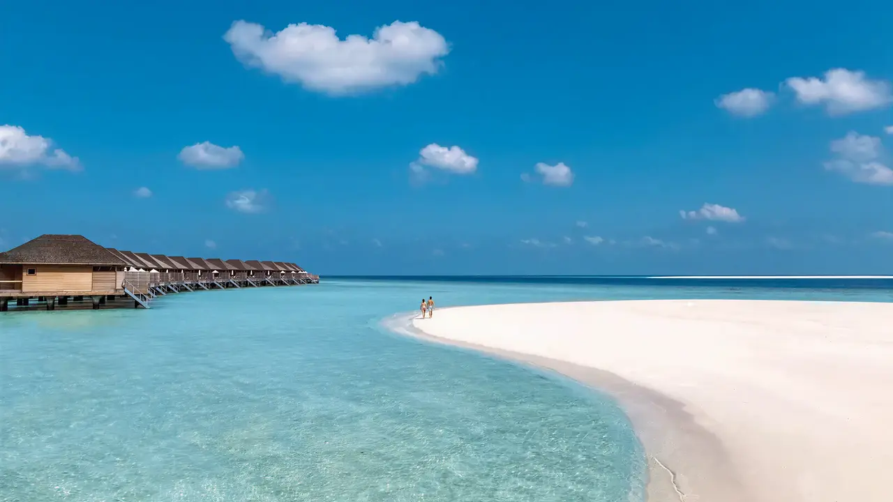 Biała piaszczysta plaża w Hurawalhi Island Resort