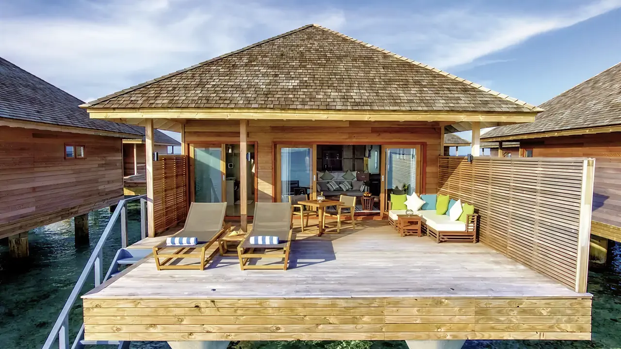 Taras prywatnej willi nad wodą w Hurawalhi Island Resort