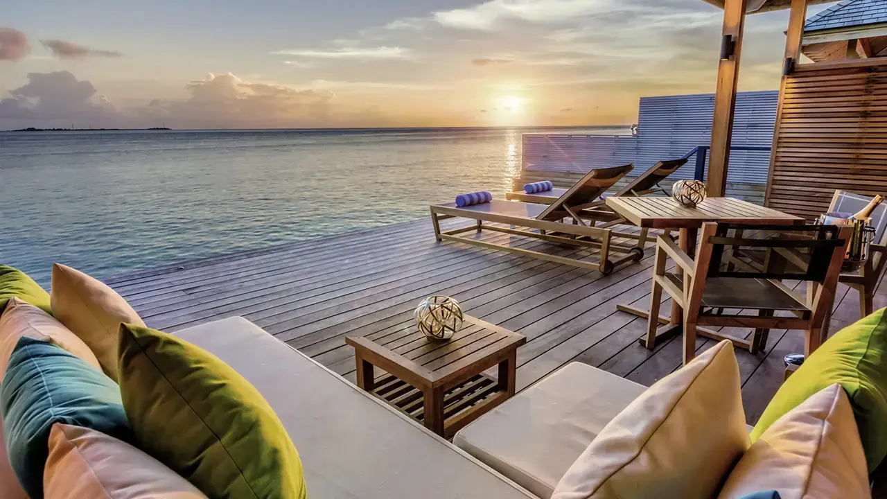 Taras z widokiem na morze w Hurawalhi Island Resort
