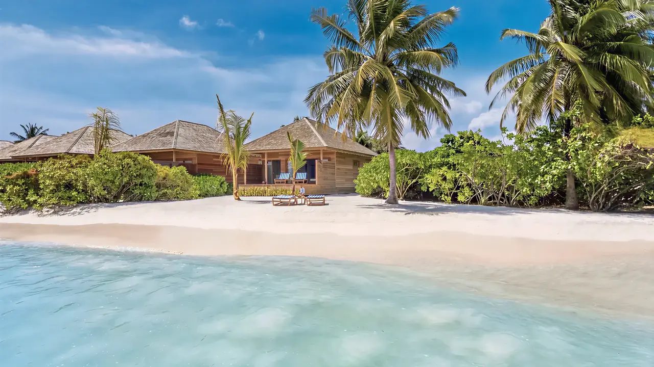 Plaża i domki nad wodą w Hurawalhi Island Resort