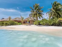 Plaża i domki nad wodą w Hurawalhi Island Resort