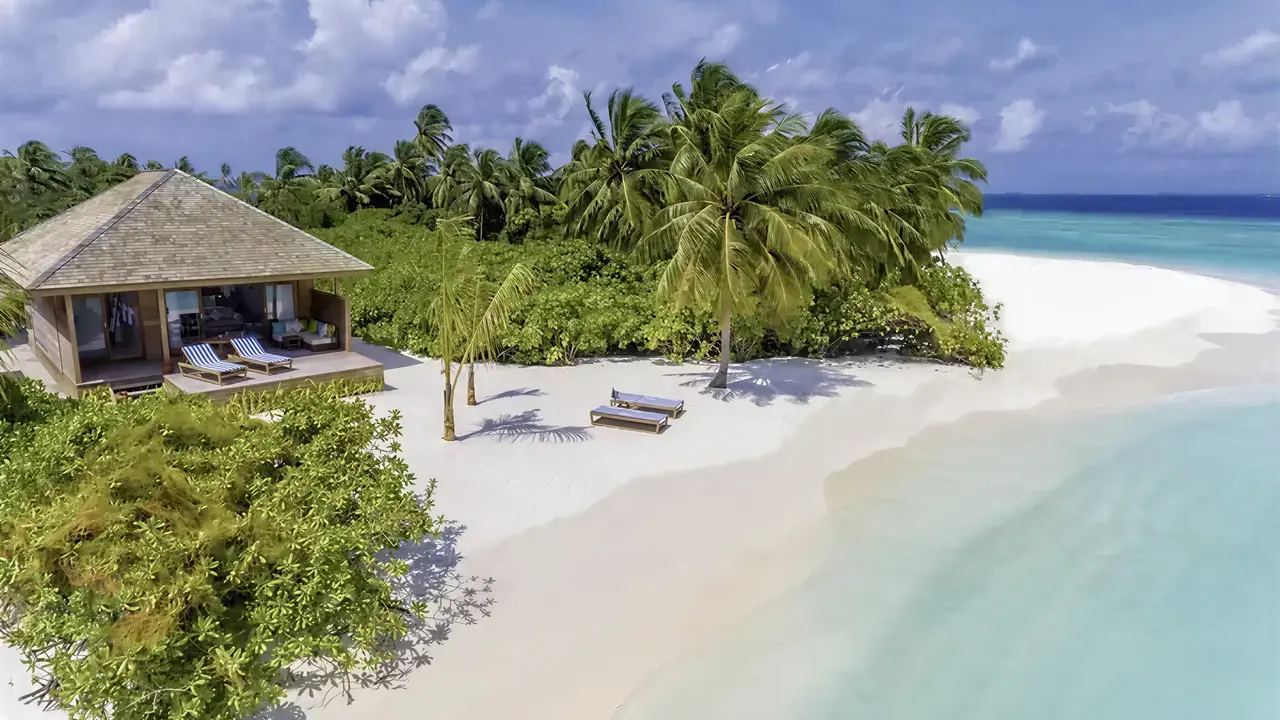 Biała plaża i pawilon w Hurawalhi Island Resort
