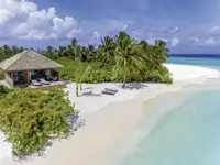 Biała plaża i pawilon w Hurawalhi Island Resort