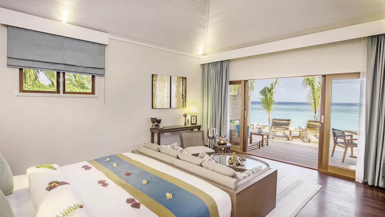 Sypialnia w Hurawalhi Island Resort z widokiem na morze