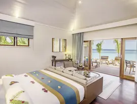 Sypialnia w Hurawalhi Island Resort z widokiem na morze