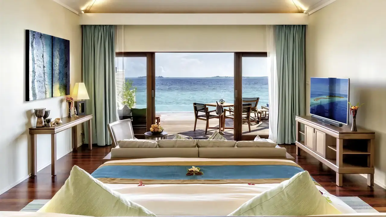 Sypialnia z widokiem na morze w Hurawalhi Island Resort