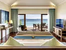 Sypialnia z widokiem na morze w Hurawalhi Island Resort